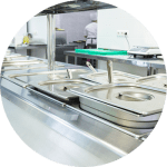 Equipamentos de cozinha industrial fabricados com chapas de aço inoxidável.