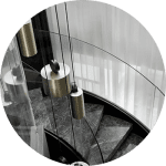 Detalhes decorativos com acabamento em aço inox em projeto de interiores.