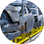 Carroceria automotiva em linha de produção feita com chapas de aço inox.