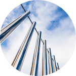 Estrutura metálica de fachada com tubos e chapas de aço inoxidável.