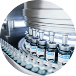 Linha de envase automatizada com componentes em aço inox na indústria farmacêutica