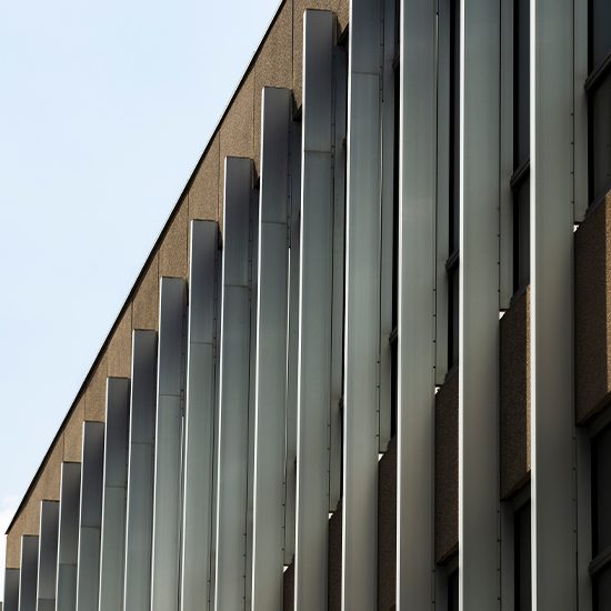 Fachada arquitetônica com perfis de aço inox