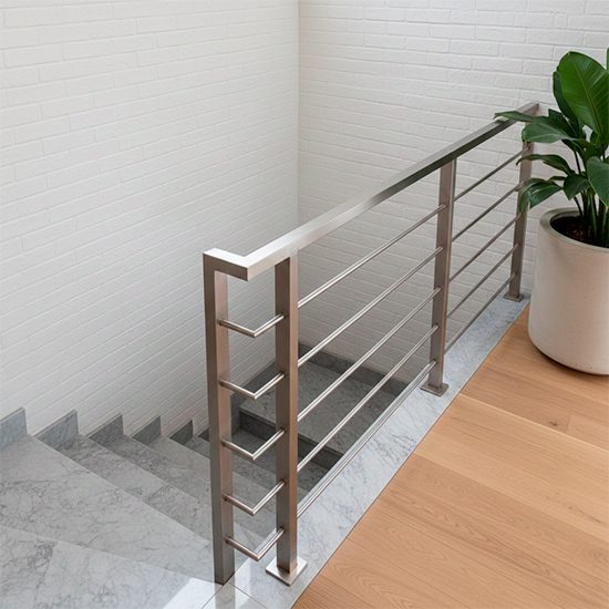 Corrimão de aço inox com tubos quadrados