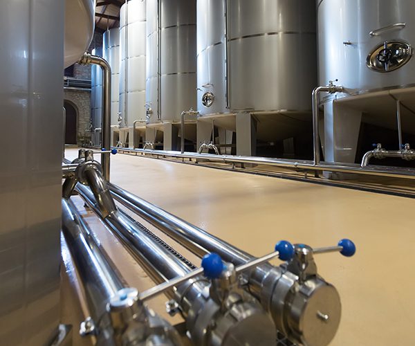 Tubulação sanitária em aço inox A270 garantindo máxima higiene e segurança nos processos industriais de alimentos, bebidas e fármacos.